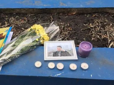 Украинцы несут цветы к британскому посольству в память о Дэвиде Боуи