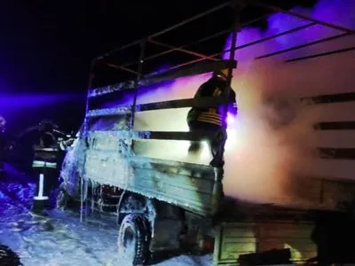 В Днепропетровской области во время движения загорелся грузовик