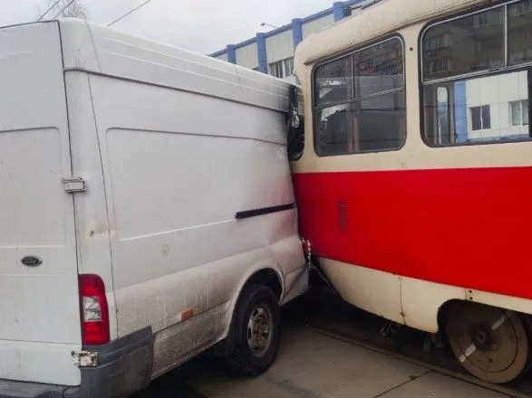kilkagodinniy-transportniy-kolaps-u-stolitsi-tramvay-protaraniv-mikroavtobus