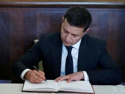 Зеленський підписав закон щодо призначення “ковідних” доплат вірусологам та біохімікам