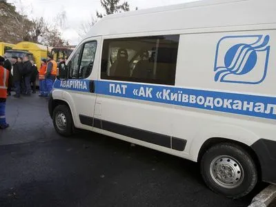 В Киеве посреди улицы прорвало коллектор: на дороге провалился асфальт
