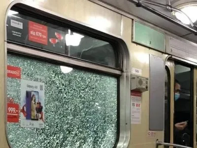 У столичному метро хулігани розтрощили вікна у чотирьох поїздах