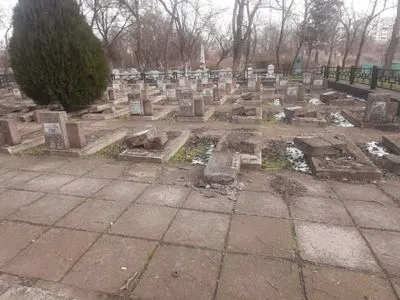 В Херсоне неизвестные повредили около 20 братских могил на мемориальном кладбище