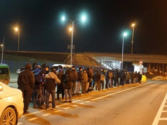 "Без горячей еды и при минусовой температуре": крымских татар на Керченском мосту блокировали 9 часов