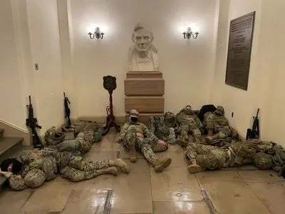 Лежачи, сидячи і трохи стоячи: як Нацгвардія охороняє Капітолій під час розгляду імпічменту Трампу