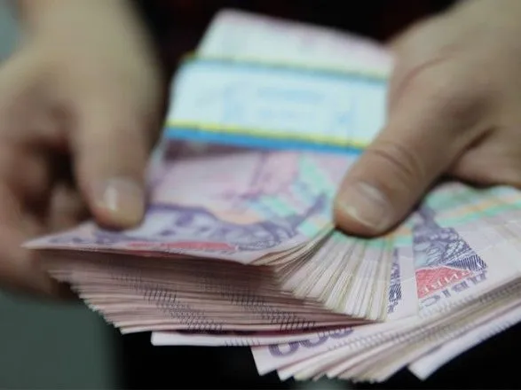 В прошлом году из карманов украинцев на зарплату одного нардепа ушло почти полмиллиона гривен