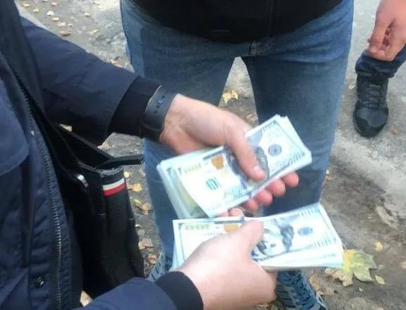 На Київщині поліцейського підозрюють в отримані 4 тис. доларів хабара за пом‘якшення покарання