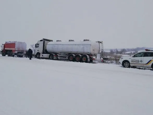 Непогода "застала врасплох": по Украине на трассах десятки застрявших водителей