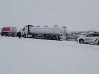 Непогода "застала врасплох": по Украине на трассах десятки застрявших водителей