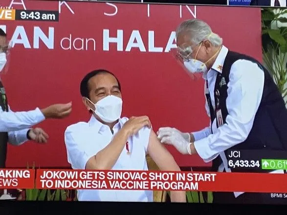 prezident-indoneziyi-zrobiv-scheplennya-vid-koronavirusa-pershim-v-krayini