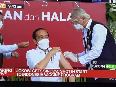 Президент Индонезии сделал прививку от коронавируса первым в стране