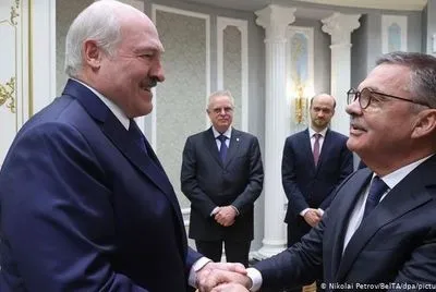 Глава Міжнародної федерації хокею вибачився після обіймів з Лукашенко