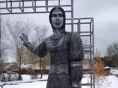 В России на аукцион выставили памятник Аленке, напугавший людей