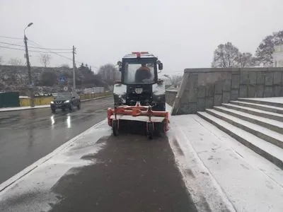 Из-за снега в Киеве дорожники работают круглосуточно - КГГА