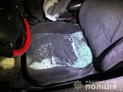 На Закарпатье трое мужчин с битами разбили две машины и избили пассажиров