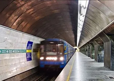 В столичном метро человек упал на рельсы