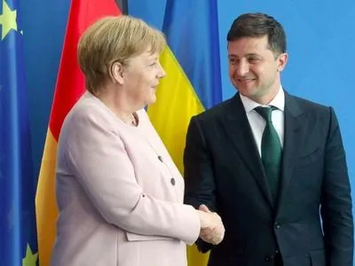 Зеленский обсудил с Меркель установление мира на Донбассе