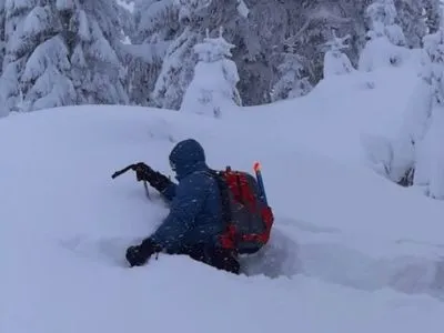 На Закарпатье спасатели уже сутки ищут в горах пропавшего туриста
