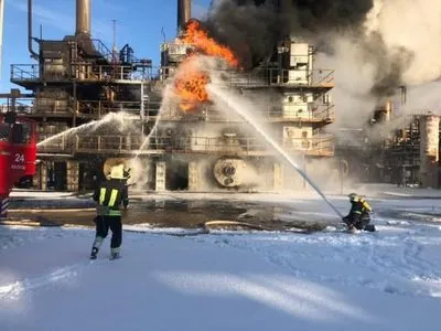 Величезний факел спалахнув на території "Карпатнафтохім": вогонь гасили 50 рятувальників