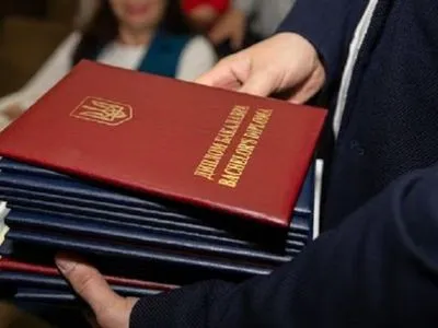 В Україні більше не видаватимуть “червоних дипломів”