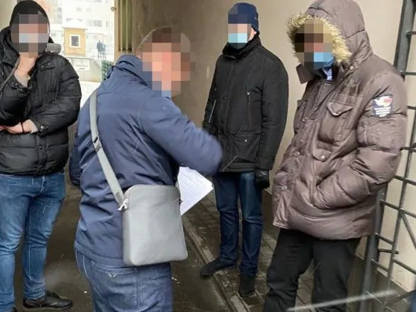 Менеджера з "Київтранспарксервісу" затримали на хабарі прямо на вулиці