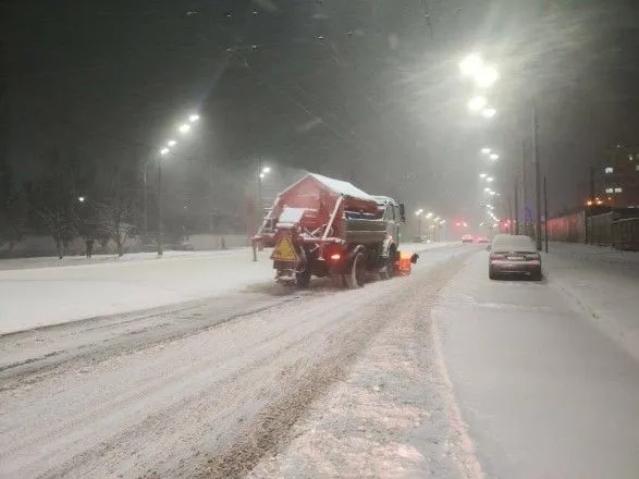 Снігопад у Києві: дороги розчищали всю ніч