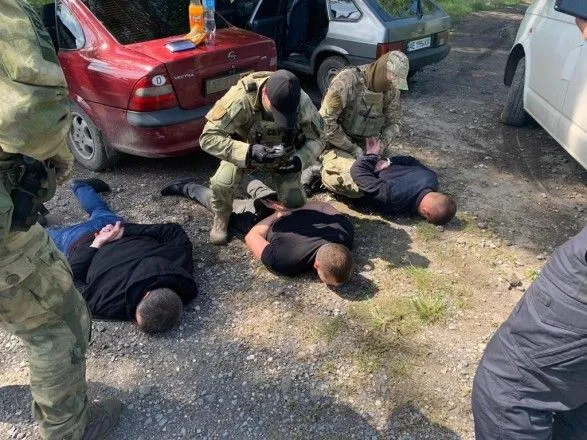 Щоби підвищити показники: на Дніпропетровщині викрили групу поліцейських в організації злочинів