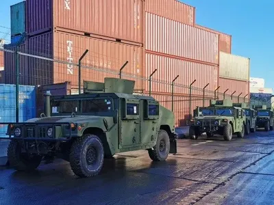 США передали українським військовим автомобілі та човни
