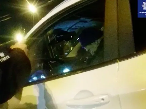 "Полицейские едва достучались": в Киеве пьяный мужчина заснул за рулем