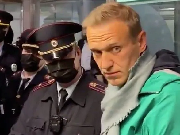 Навального тримають в транзитній зоні аеропорту, вхід туди заборонений - адвокат