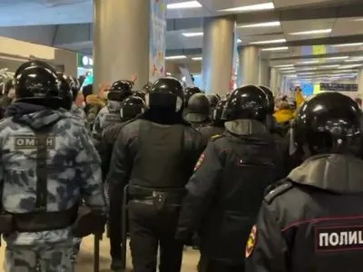 "ОМОН на місці": почалася "зачистка" аеропорту "Внуково"