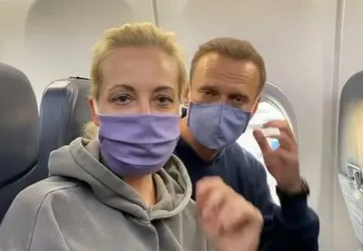“Мальчик, водочки нам принеси, мы домой летим”: літак з Навальним вилетів до Москви