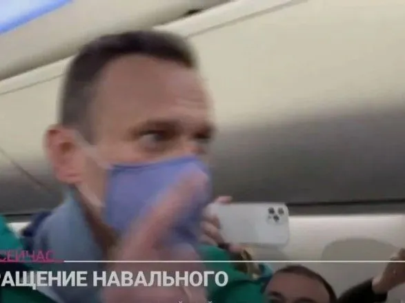 Навальний разом із дружиною сів у літак на Москву