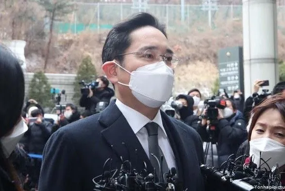 Керівника Samsung засудили до 2,5 років в'язниці за корупцію