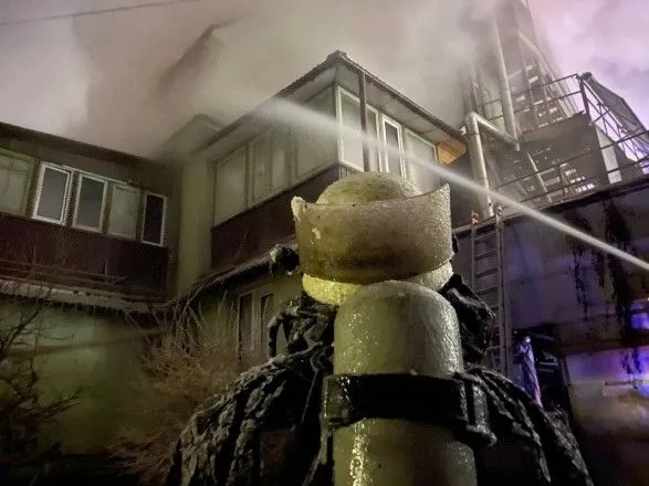 Пожежа при мінус 14: у Києві рятувальники у крижаному спорядженні гасять триповерхівку
