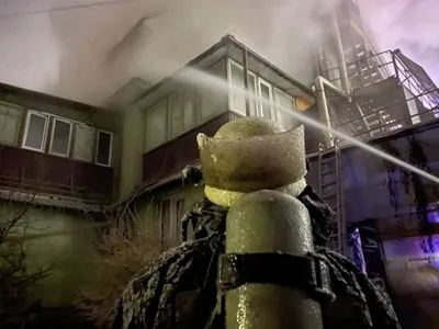 Пожар при минус 14: в Киеве спасатели в ледяном снаряжении тушат трехэтажку