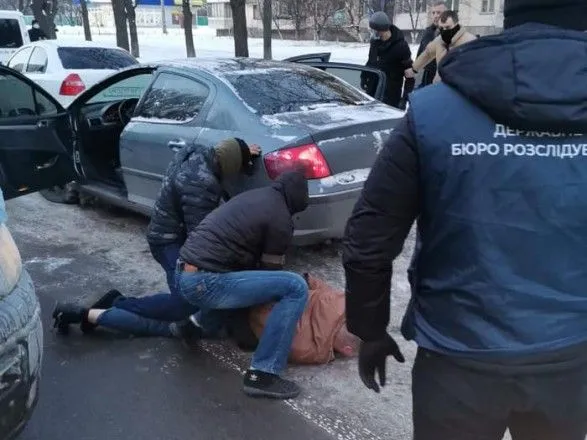 У Києві затримали поліцейського через вимагання 10 тис. доларів хабара за закриття провадження