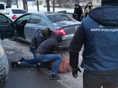 В Киеве задержали полицейского за вымогательство 10 тыс. долларов взятки за закрытие производства