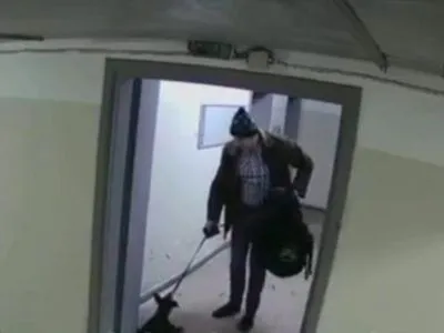 У Києві чоловік жорстоко побив собаку у під’їзді будинку і викинув на вулицю