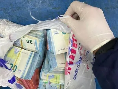"Повний фарш": чоловік намагався в іномарці провезти до Румунії валюти на понад 1,3 млн гривень