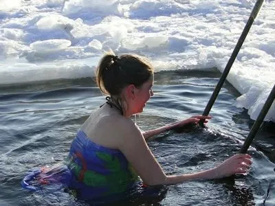 "Традиция ныряния в прорубь": в ПЦУ развеяли миф о массовых крещенских купаниях