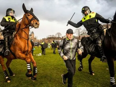 В Амстердамі поліція застосувала водомети проти демонстрантів
