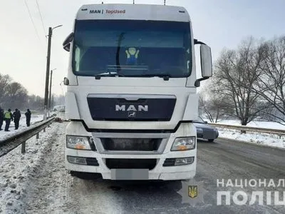 В Харьковской области произошло ДТП с участием двух грузовиков, водителя госпитализировали