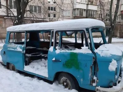 Смерть дворника-иностранца в заброшенном авто в Киеве: открыто производство