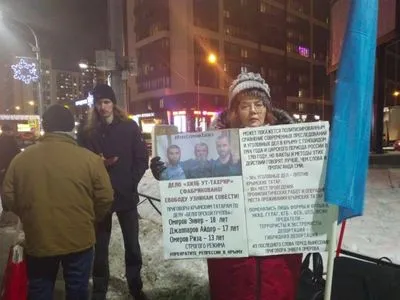 У Росії затримали активістів за одиночні пікети на підтримку кримських татар