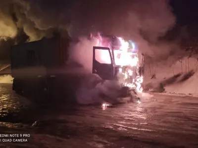 У Дніпрі під час руху загорілася вантажівка, є постраждалий