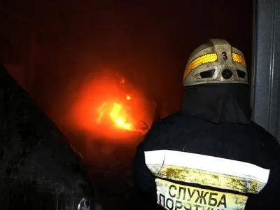 Крупный пожар произошел на СТО в Днепре: огнем уничтожено 4 автомобиля