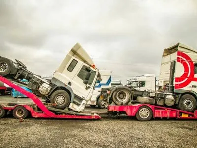 Трьох працівників сервісних центрів МВС судитимуть за 4 млн грн збитків на схемі з вантажівками