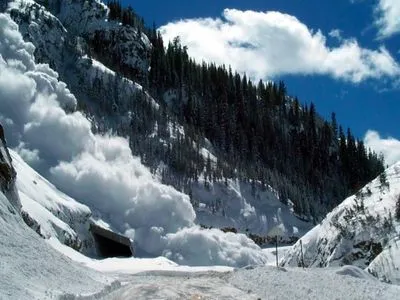 В Карпатах предупредили о значительной снеголавинной опасности из-за потепления