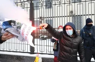 В Киеве под посольством РФ произошли столкновения из-за акции в поддержку Навального